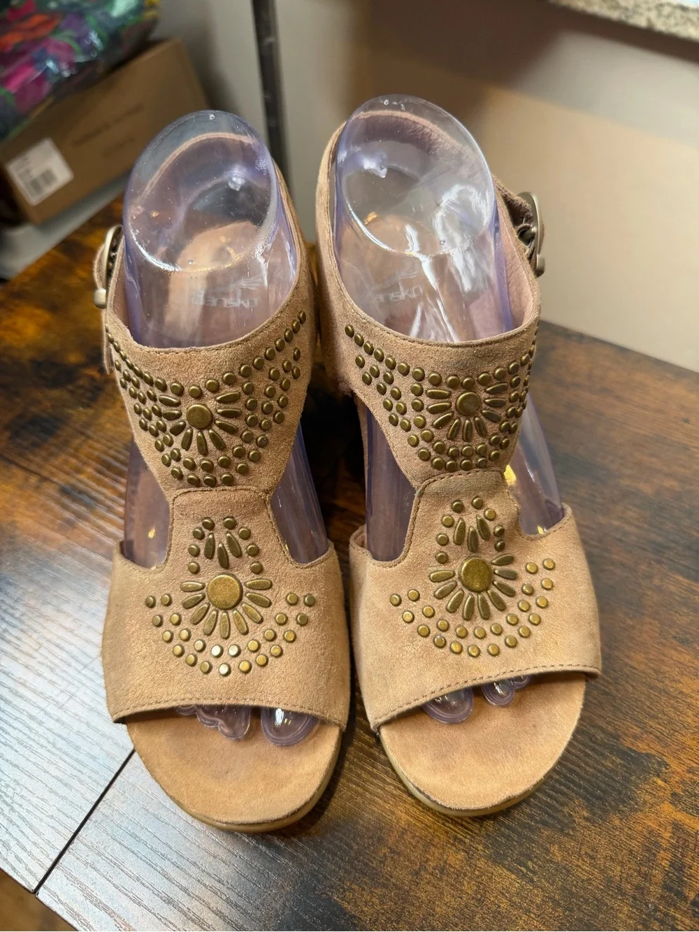 Dansko Deandra Women’s Tan Suede Studded Open-Toe Block Heel Sandals SZ38/ 7.5-8